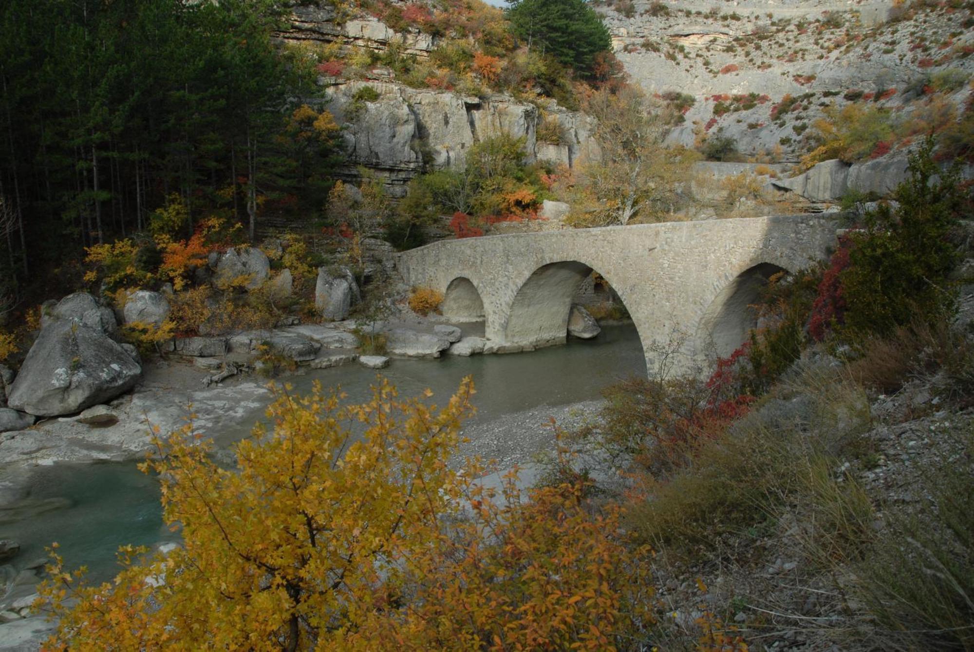 Appartement Entre Sisteron Et Gorges De La Meouge " Les Hauts De Toscane " Ribiers Eksteriør billede